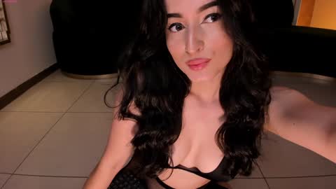 Dominique online show from December 2024 11:47:01 AM