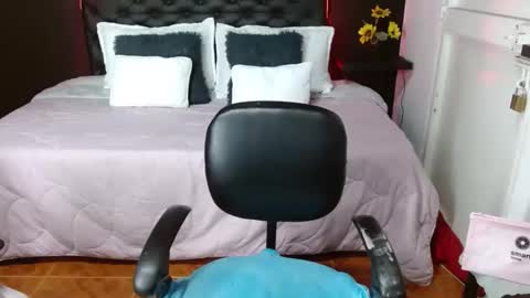  D O M I N K  online show from February 2025 02:15:01 AM