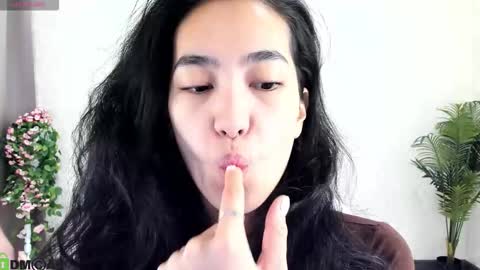 Aura online show from November 2025 03:05:01 AM