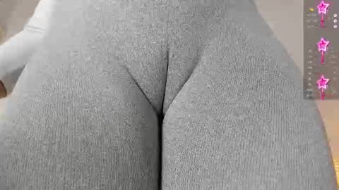 Paula DiazGMT-5 0730 - 1400 online show from November 2025 12:17:01 PM