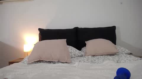 Iara online show from October 2025 09:45:01 PM