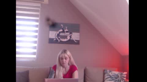 A girl online show from September 2025 07:19:01 AM