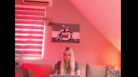 A girl online show from October 2025 07:29:01 AM