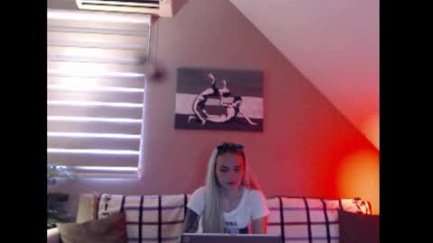 A girl online show from November 2025 08:25:02 AM