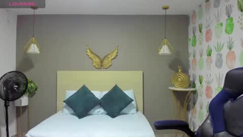 Snapshot of dulce_victoriaa_ chatting on February 2025 12:01:02 PM V I C T O R I A online show from February 2025 12:01:02 PM