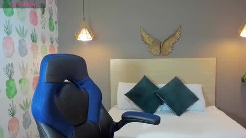 Snapshot of dulce_victoriaa_ chatting on February 2025 03:20:02 PM V I C T O R I A online show from February 2025 03:20:02 PM