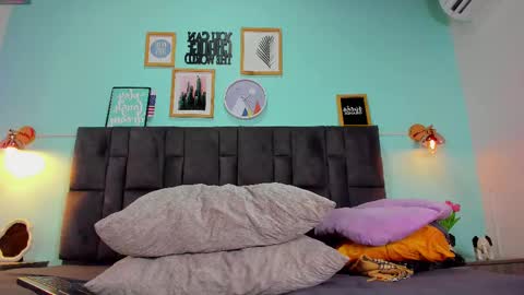 DULCE AURORA online show from February 2025 02:51:02 AM