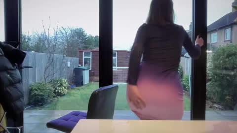 Nadia Ferreira  online show from February 2025 01:44:01 PM