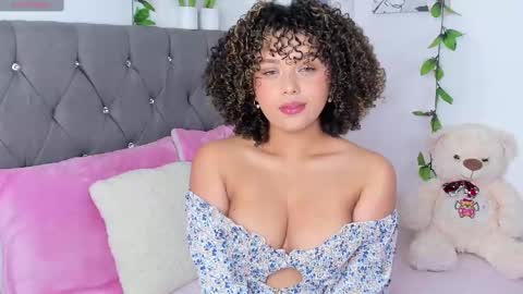 Snapshot of ebony_curly2 chatting on February 2025 10:43:01 PM isa online show from February 2025 10:43:01 PM