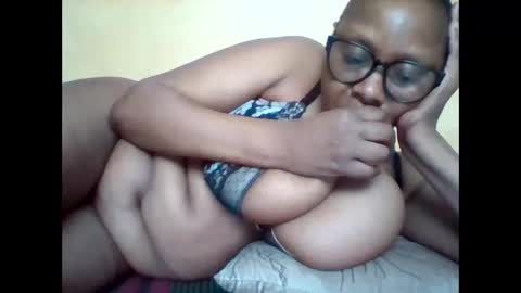 Snapshot of ebonybussy chatting on February 2026 07:29:01 AM MAMITO online show from February 2026 07:29:01 AM