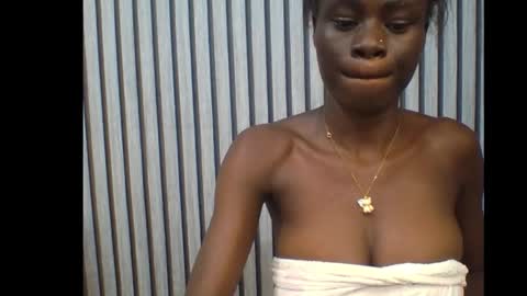 Snapshot of ebonypetiti chatting on October 2025 01:59:01 AM queen online show from October 2025 01:59:01 AM