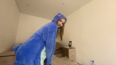 Lili online show from May 2026 09:52:01 PM