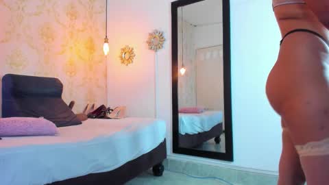 Eimy online show from September 2025 08:52:01 PM