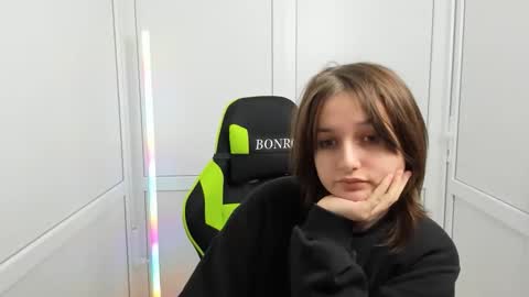 Snapshot of elara_muse chatting on April 2026 07:02:01 AM Evie online show from April 2026 07:02:01 AM