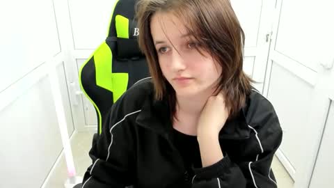 Snapshot of elara_muse chatting on April 2026 06:47:02 AM Evie online show from April 2026 06:47:02 AM