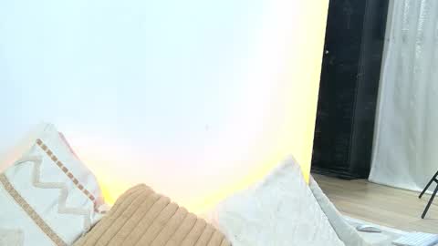 elaravennori online show from January 2026 01:32:02 AM