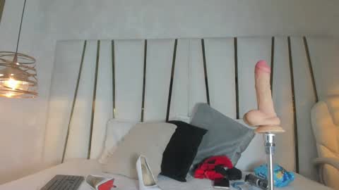 Snapshot of elena_mature chatting on April 2026 07:15:02 PM Elena online show from April 2026 07:15:02 PM