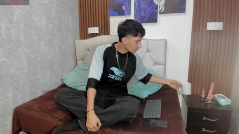 Elian Julian online show from November 2025 01:17:02 AM