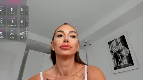 Snapshot of elinamoon_ chatting on July 2026 10:39:01 AM Elina online show from July 2026 10:39:01 AM