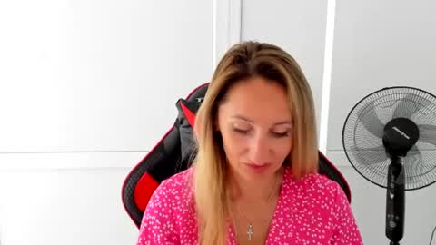 Snapshot of elinarosee chatting on June 2026 06:43:02 AM Milena online show from June 2026 06:43:02 AM