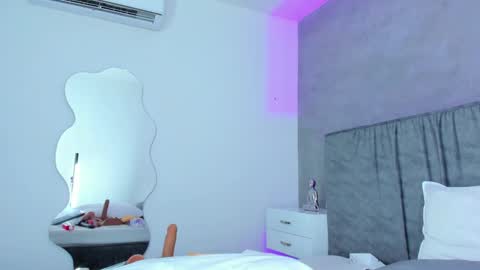 Elisa online show from March 2025 11:05:01 PM