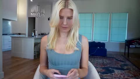 Snapshot of eliza_lizbethx chatting on November 2025 08:52:01 PM Liz online show from November 2025 08:52:01 PM