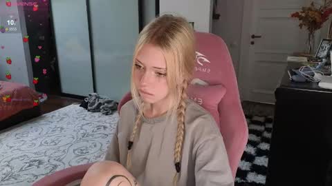 Snapshot of eliza_sadcat chatting on May 2026 01:17:01 PM Elizabeth online show from May 2026 01:17:01 PM