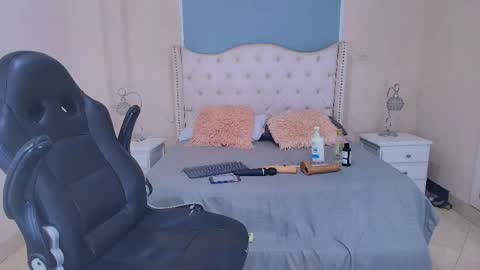 Elizabeth  online show from May 2026 11:45:02 PM