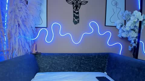 Snapshot of ella_evans_ chatting on November 2025 12:16:02 PM Ella online show from November 2025 12:16:02 PM