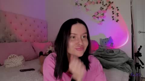 ELLA online show from November 2025 09:00:02 AM