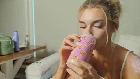 Snapshot of ellalowe chatting on April 2026 09:15:01 PM ellalowe online show from April 2026 09:15:01 PM