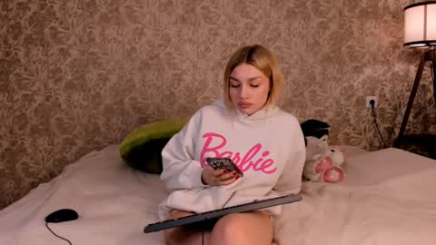 ellamilla online show from March 2025 10:49:02 PM