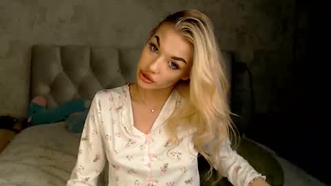 ellamilla online show from March 2026 09:29:02 PM