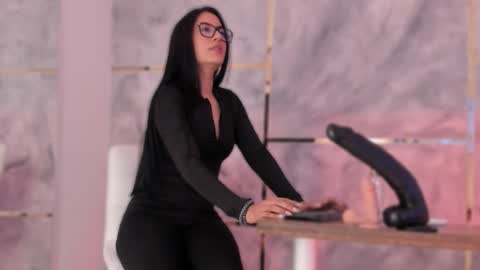  ella  online show from December 2025 11:29:01 AM