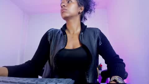 Snapshot of ellie_alves chatting on October 2025 01:55:02 PM Ellie online show from October 2025 01:55:02 PM