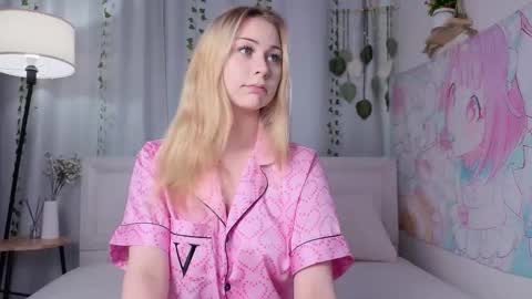 Snapshot of ellie_hollow chatting on February 2026 08:43:01 AM Ellie online show from February 2026 08:43:01 AM