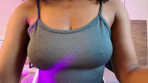 Snapshot of elliee_alves chatting on June 2026 05:51:01 PM elliee_alves online show from June 2026 05:51:01 PM