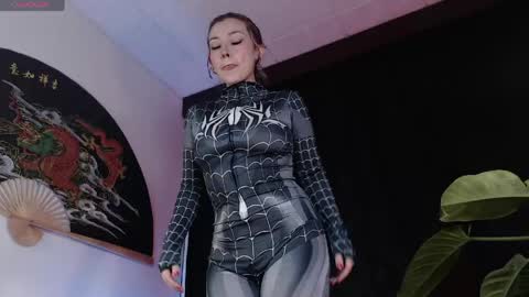 Snapshot of elly_uwuw chatting on June 2026 01:18:02 AM Emy Castro online show from June 2026 01:18:02 AM