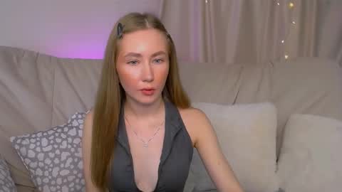 Elly online show from November 2025 03:06:01 AM