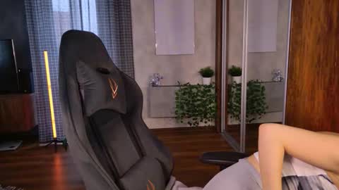 Elly online show from November 2025 03:05:01 AM