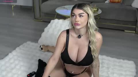 Snapshot of ellyxxxelly chatting on October 2025 05:02:02 PM Elly online show from October 2025 05:02:02 PM