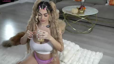 Snapshot of ellyxxxelly chatting on October 2025 10:27:01 AM Elly online show from October 2025 10:27:01 AM