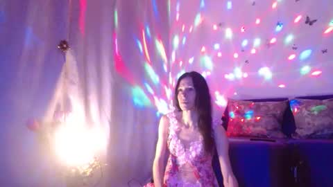 Elisa online show from November 2025 07:03:01 PM