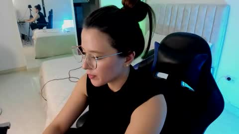 Snapshot of ema_04 chatting on April 2026 01:54:01 AM Estefany Martinez Acua INSTAGRAM ema 04oficial online show from April 2026 01:54:01 AM