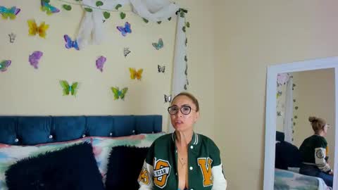 ema garcia  online show from September 2025 07:37:01 PM