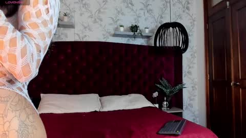 Snapshot of ema_luna_ chatting on September 2025 08:41:01 PM Ema online show from September 2025 08:41:01 PM