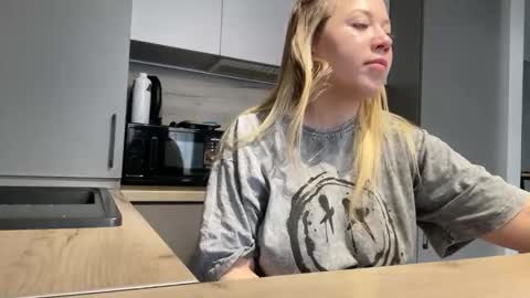 Snapshot of emberbunny chatting on November 2025 09:25:01 AM Alice online show from November 2025 09:25:01 AM