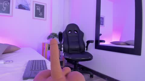 emelie_89 online show from February 2025 05:53:02 PM