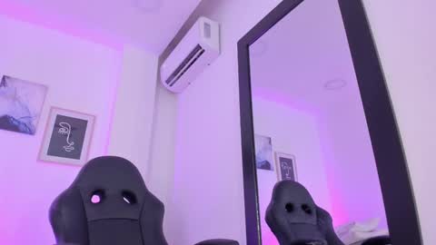 emelie_89 online show from March 2025 03:18:02 PM