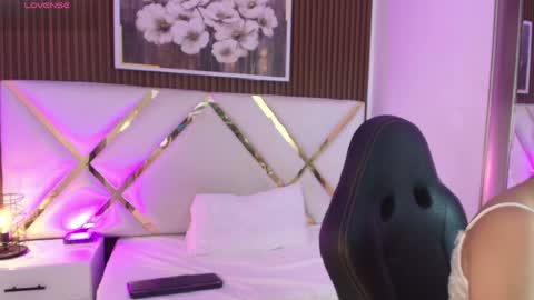 Snapshot of emelie_ch_ chatting on May 2026 04:39:02 AM Emily online show from May 2026 04:39:02 AM